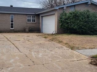 820 Camelot Dr, Moore, OK 73160