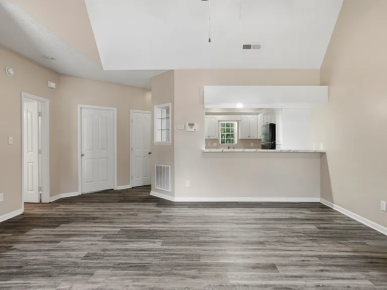 Sterling Pointe Apartments — Photo 5