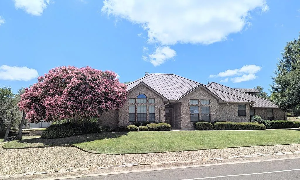 3 bed, 2.5 bath, 2592 sqft, $3,200 — Photo 4