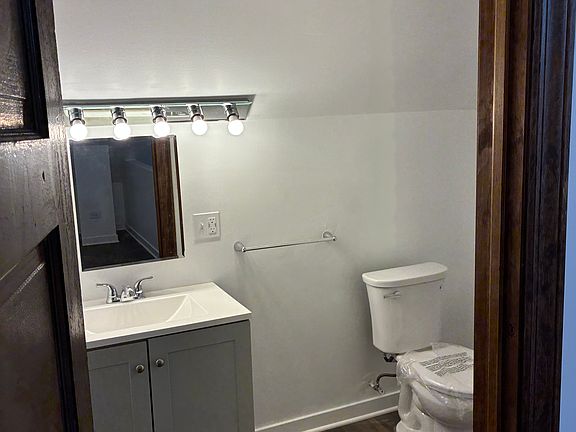4th image of 845 W 33rd Pl #2