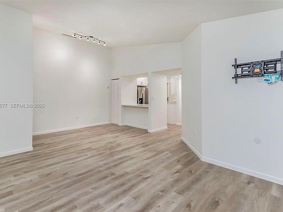 5th image of 931 NE 199th St APT 201-22