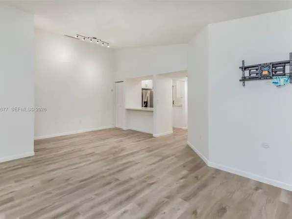 931 NE 199th St APT 201-22, Miami, FL 33179
