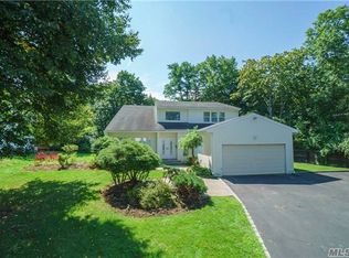 2 Carriage Ln, Roslyn Heights, NY 11577