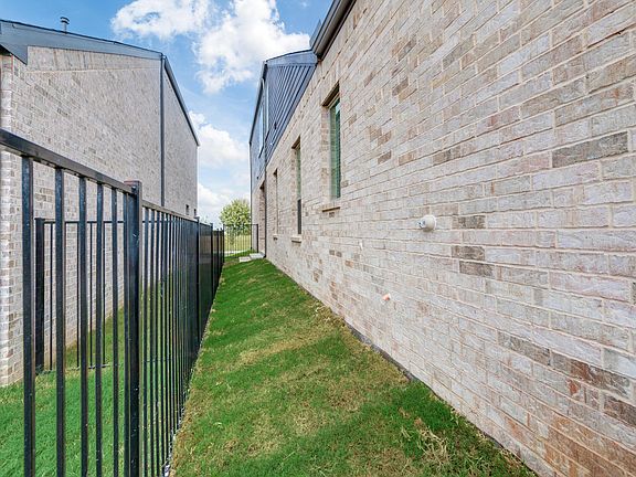 3rd image of 6588 Iron Horse Blvd #1