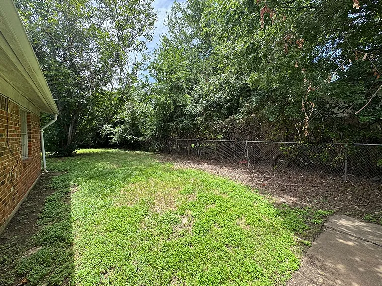 1409 Gardenia Ave — Photo 16