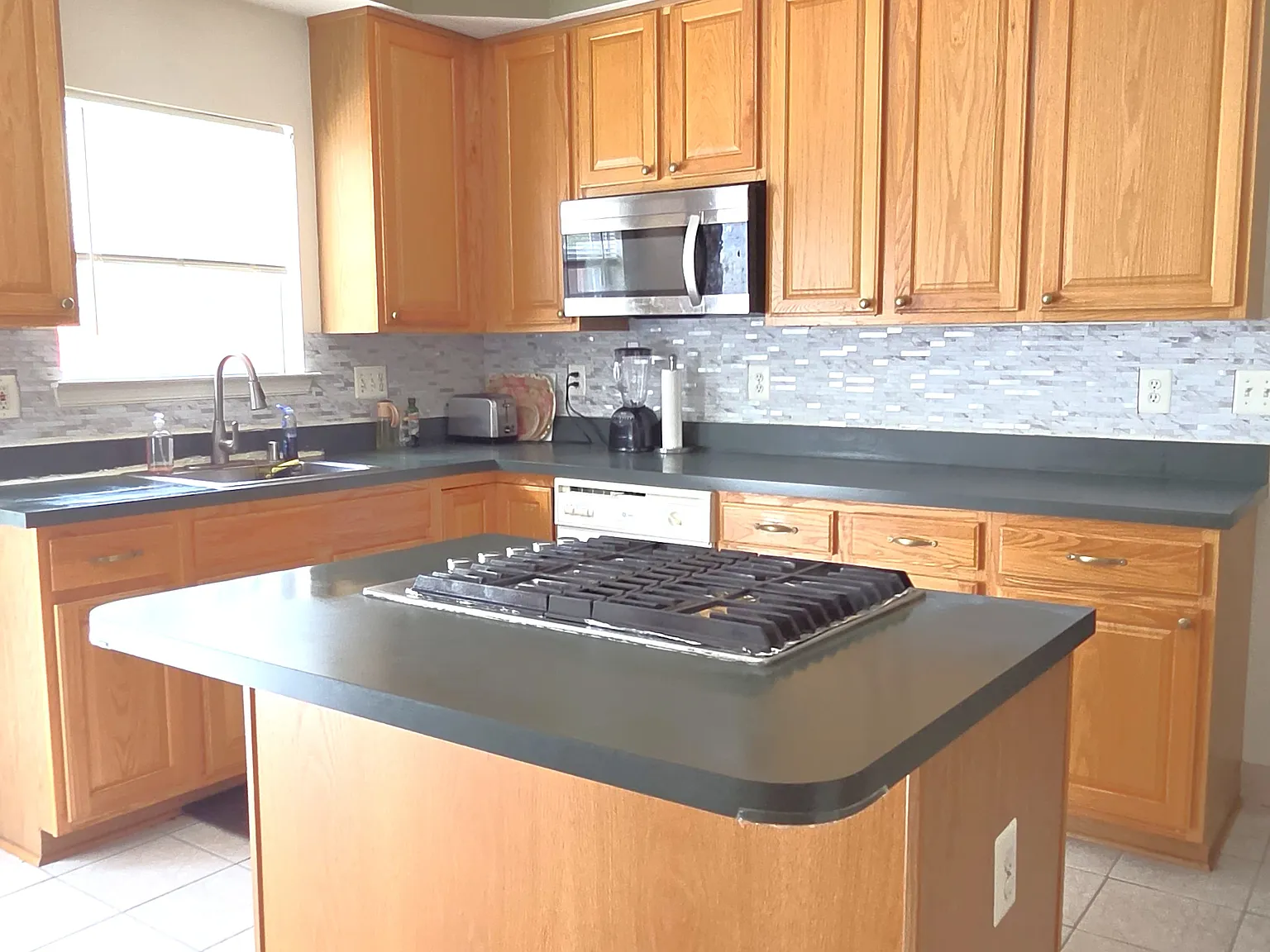 5 bed, 3.5 bath, 3750 sqft, $3,800 — Photo 3