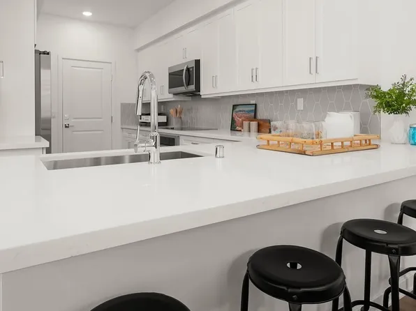 1385 E 23rd St, Signal Hill, CA 90755