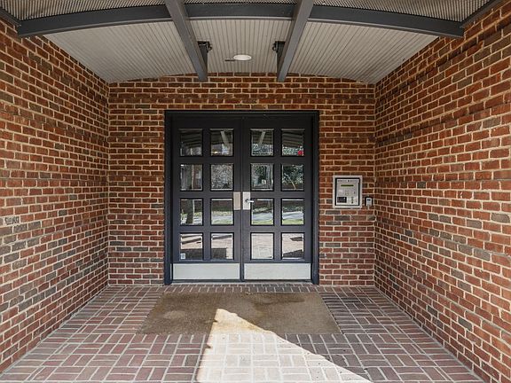 3rd image of 4040 Woodlawn Dr Unit 20