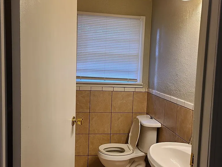 416 Esther Blvd — Photo 4