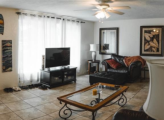 4th image of 319 Roslyn Ave
