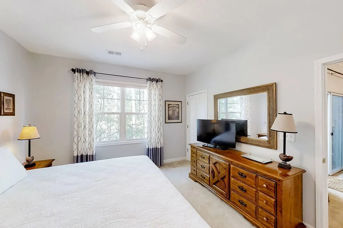 2 bed, 1050 sqft, $1,800 — Photo 4