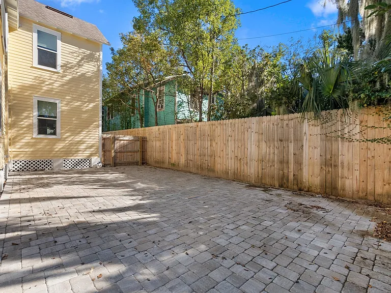 348 Charlotte St — Photo 24