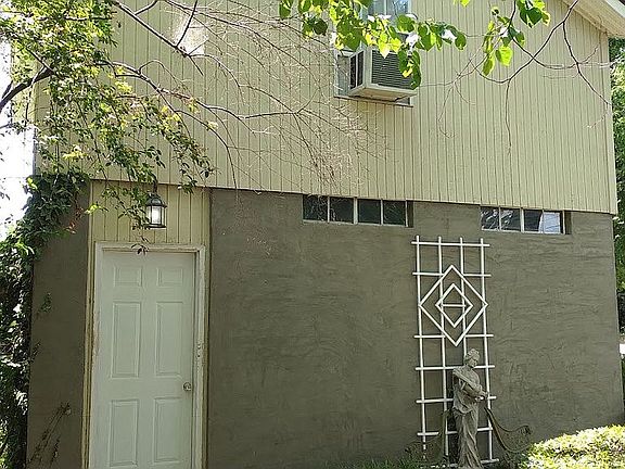 4th image of 1412 Oakwood Ave NE