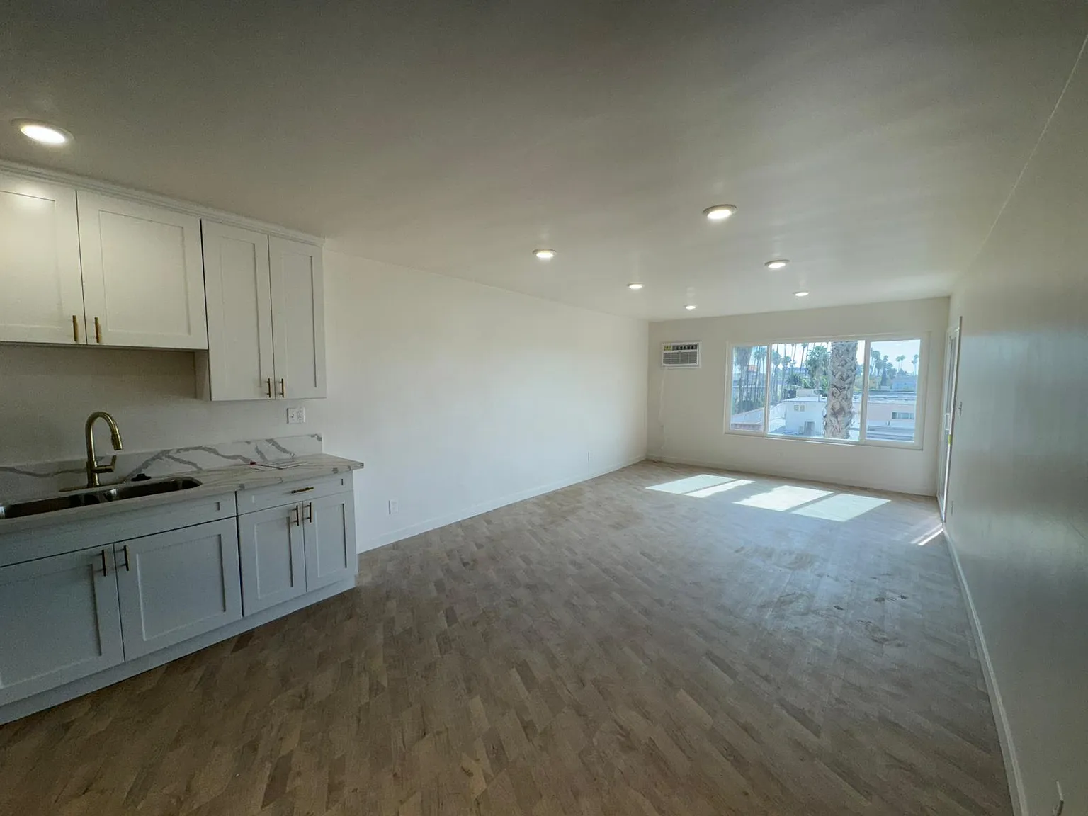 927 S Westmoreland Ave — Photo 1