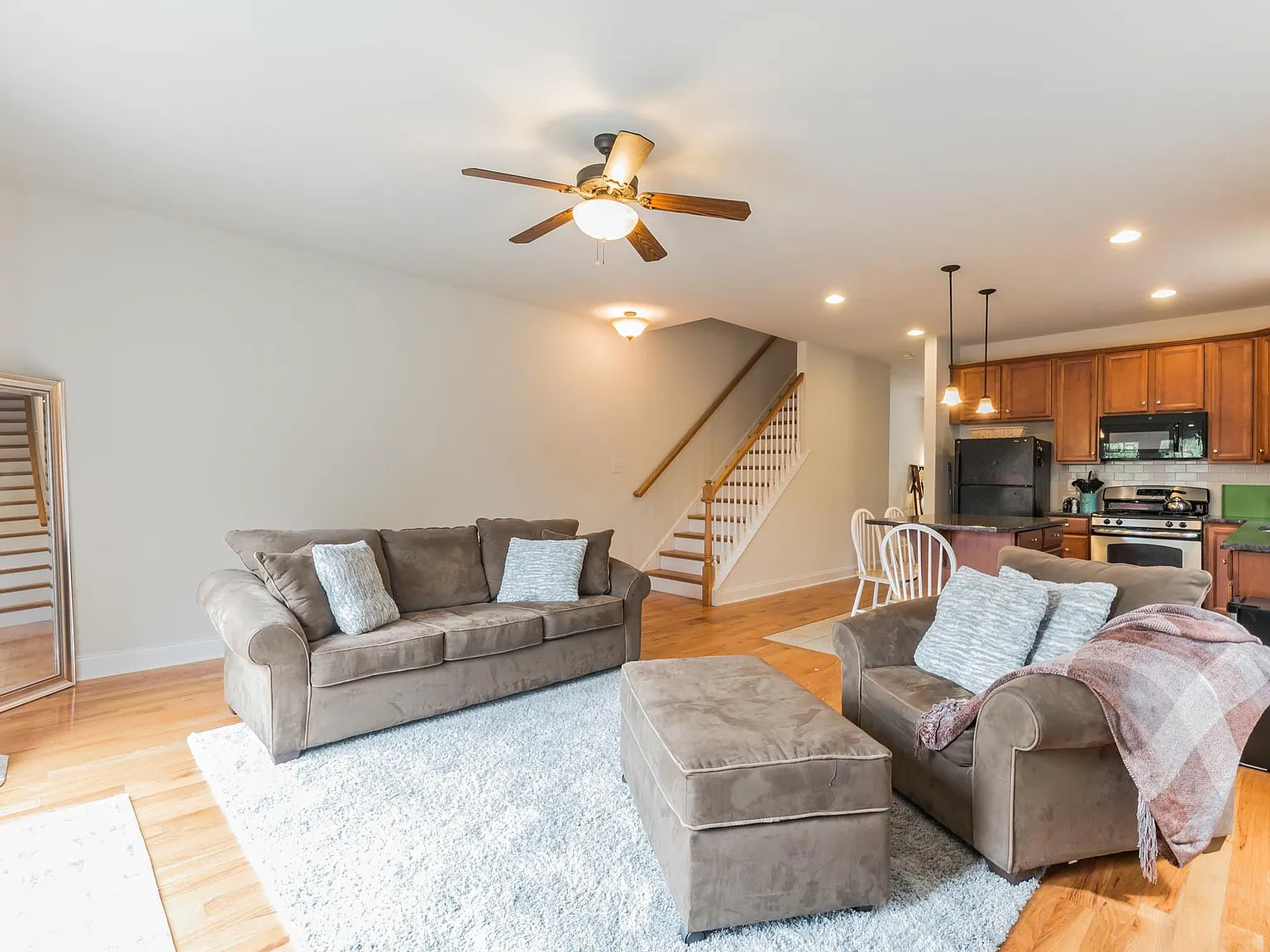 4 bed, 2.5 bath, 2500 sqft, $4,000 — Photo 3