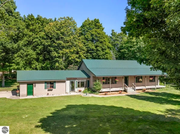 8880 Cadillac Hwy, Benzonia, MI 49616
