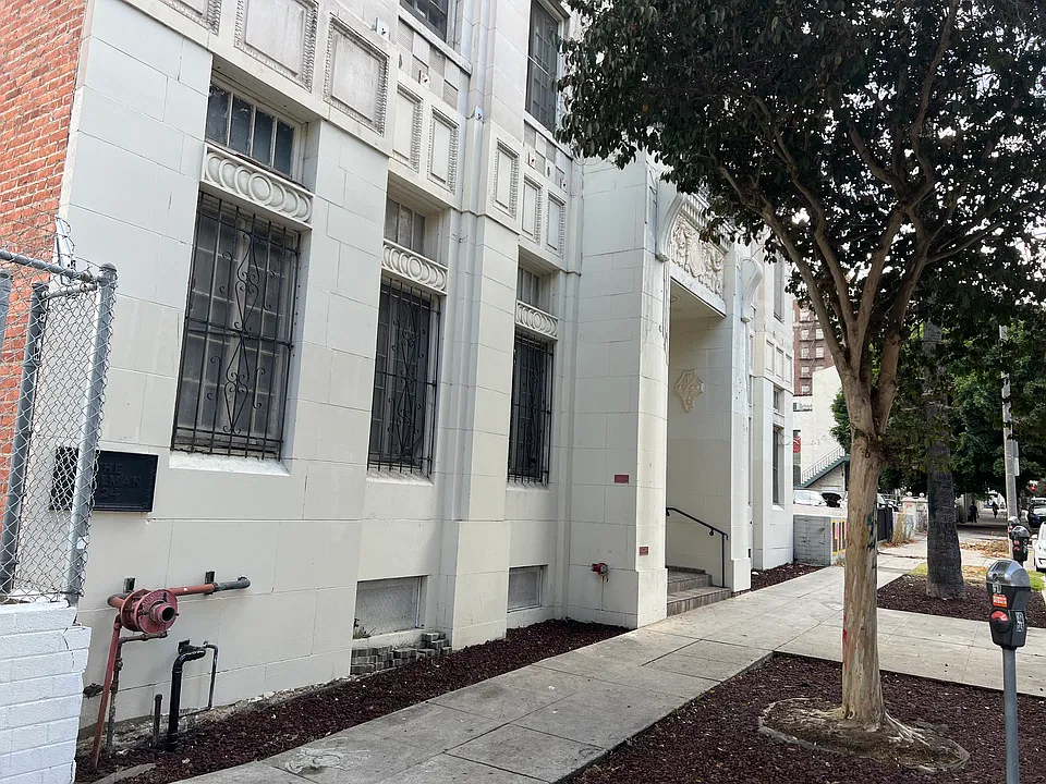 3906 Beverly Blvd #J206