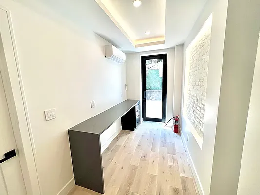 Office, photo 1