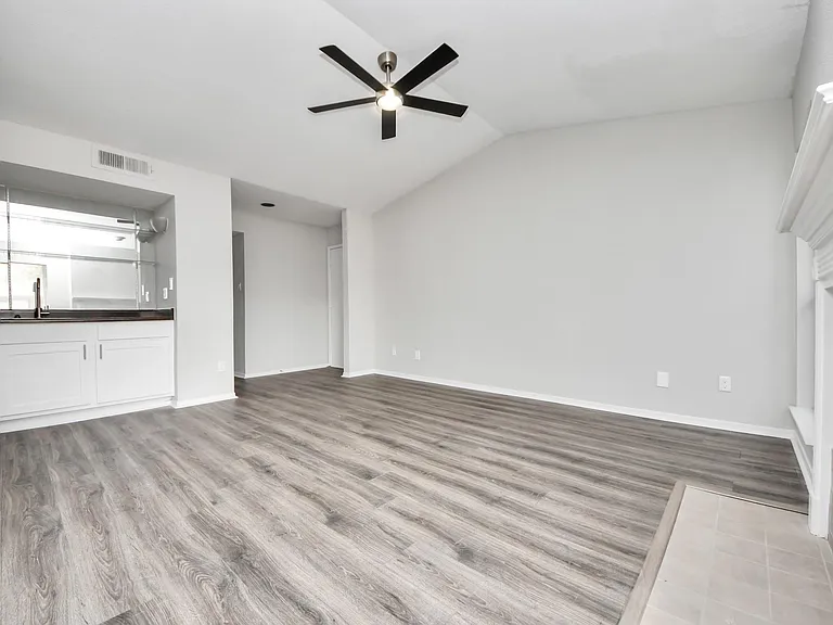 1818 Augusta Dr #14 — Photo 8