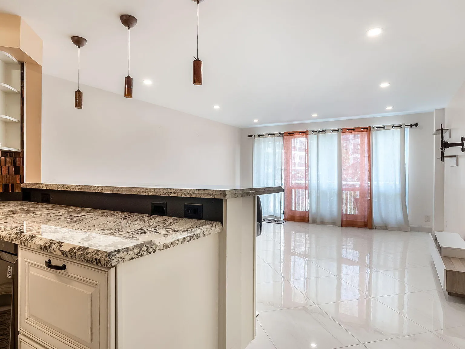 2 bed, 2.0 bath, 1080 sqft, $3,200 — Photo 3
