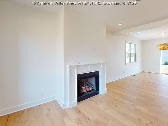 5th image of 27 Waterside Cir