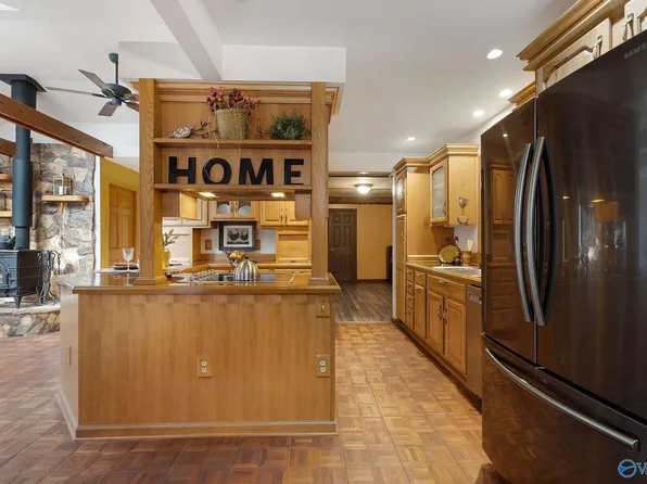 913 Woodall Ln NW, Huntsville, AL 35816