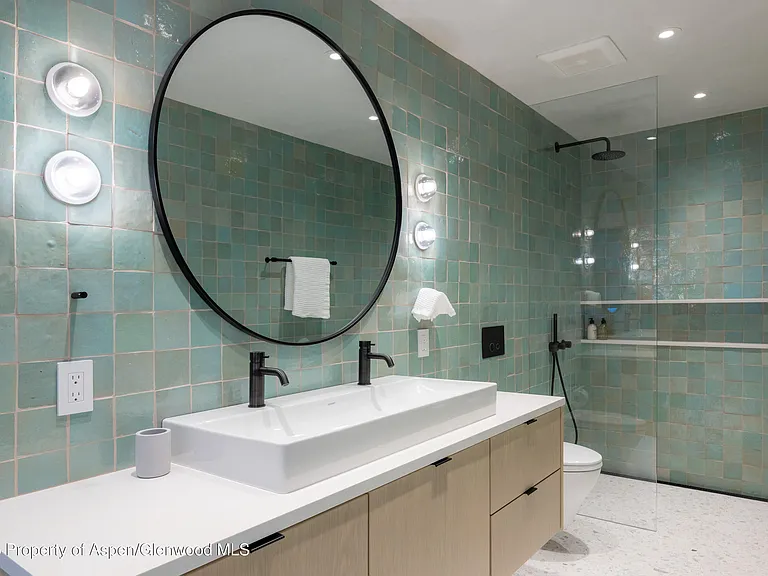 609 W Francis St — Photo 33
