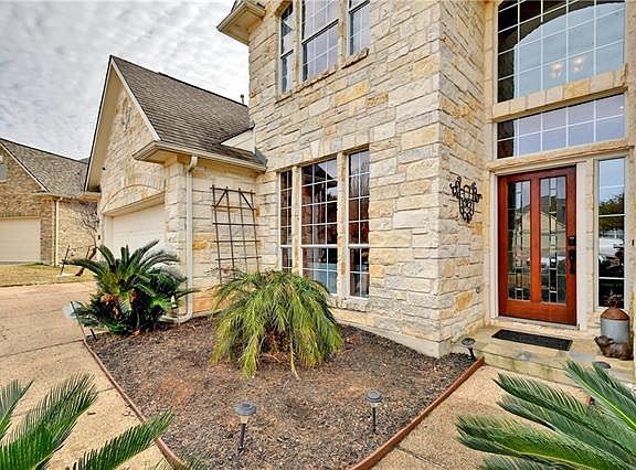 4th image of 2675 Henley Dr