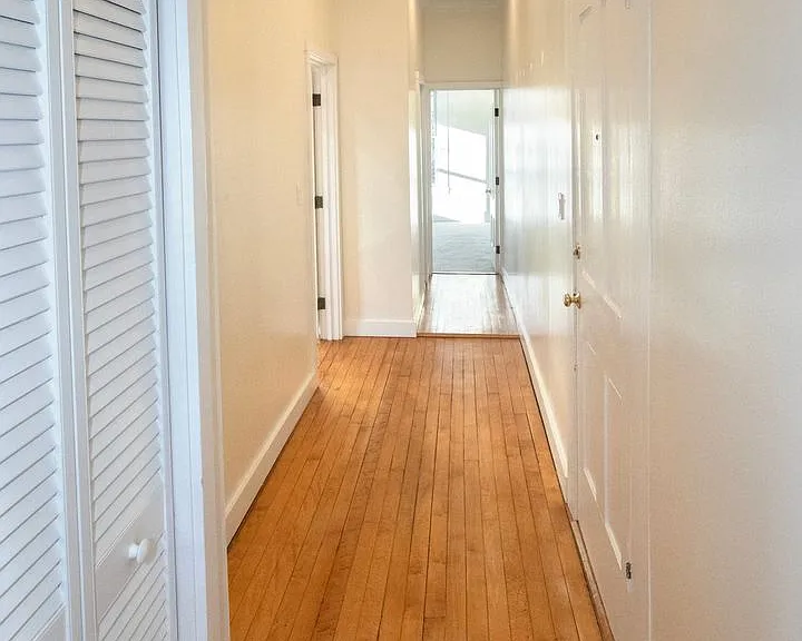 166 Central — Photo 12