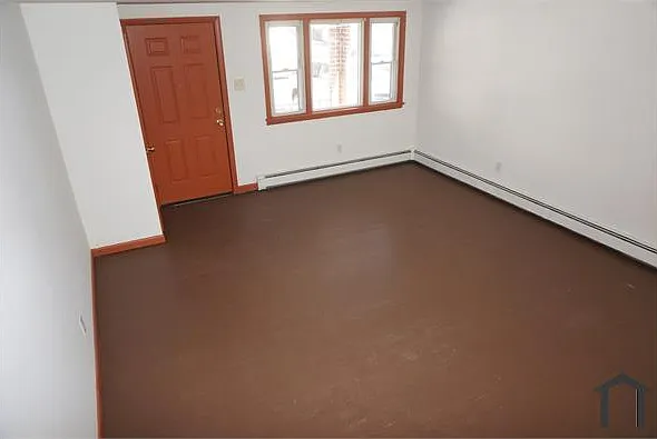 3 bed, 1250 sqft, $2,043 — Photo 4