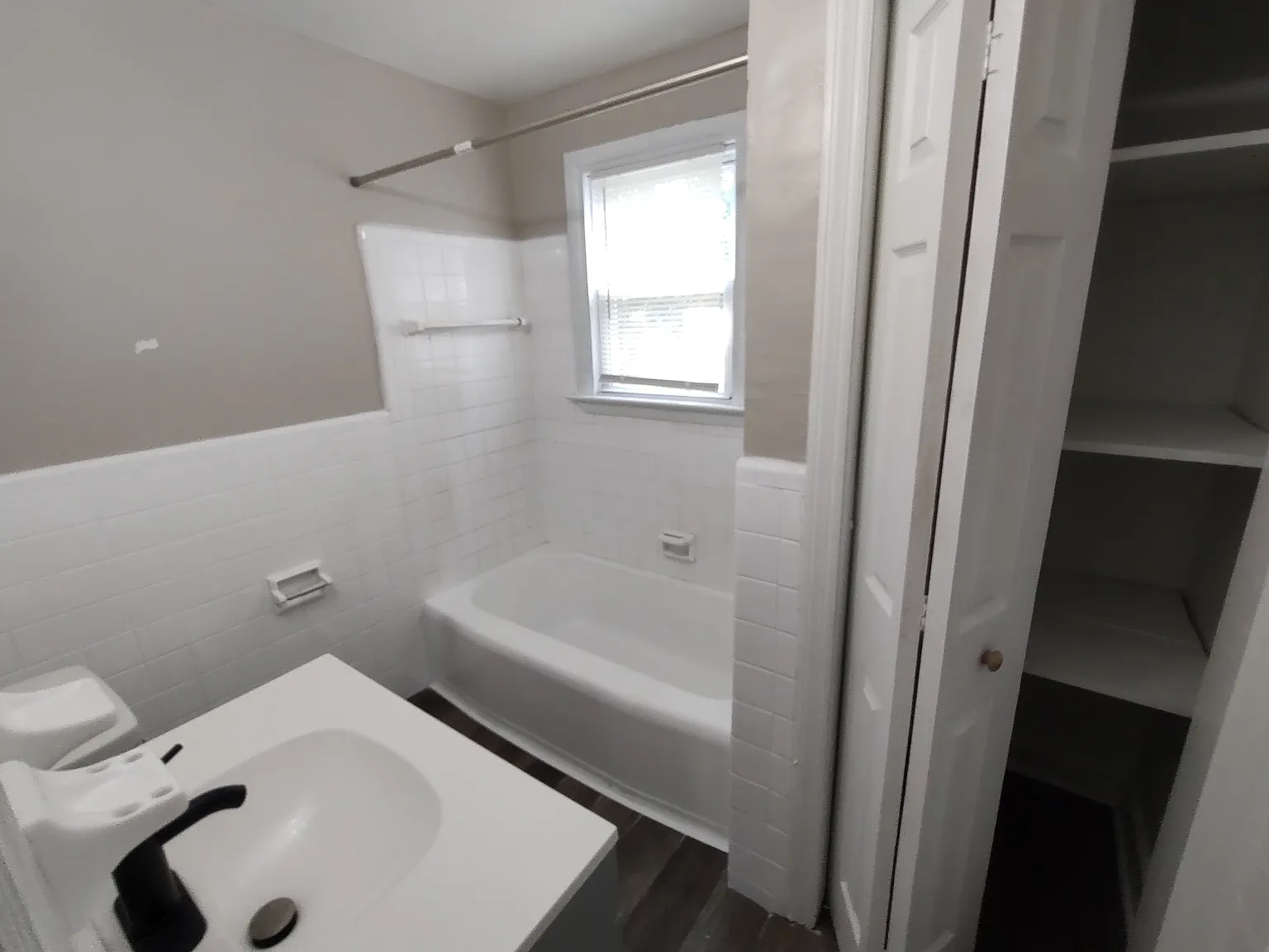 1229 West Ocean View Avenue - C — Photo 2