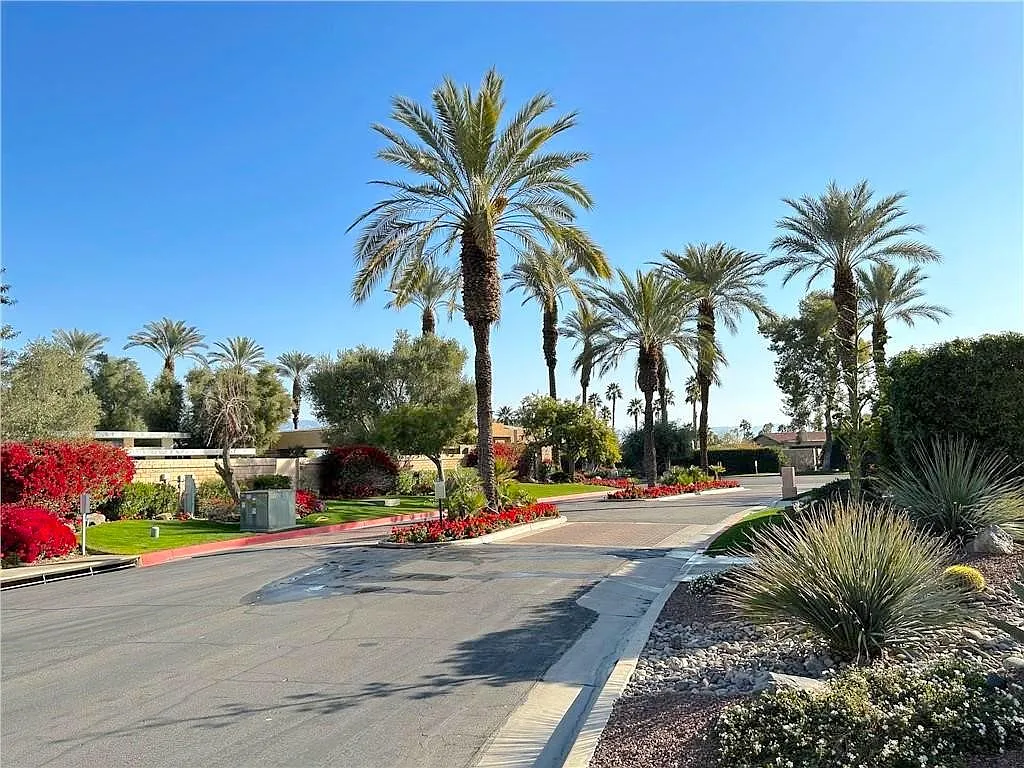 4 bed, 2.5 bath, 2837 sqft, $5,900 — Photo 4