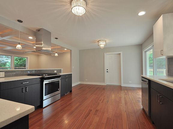 4th image of 928 E 167th Pl