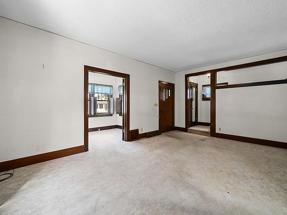3rd image of 812 S Summit Ave