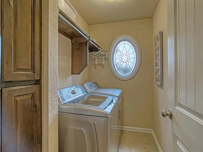 10724 Masters Cir — Photo 21