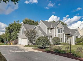 N52W16596 Oak Ridge Trl, Menomonee Falls, WI 53051