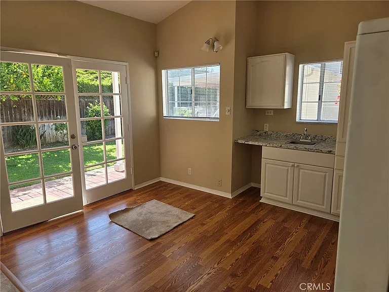15219 Wyandotte St — Photo 25