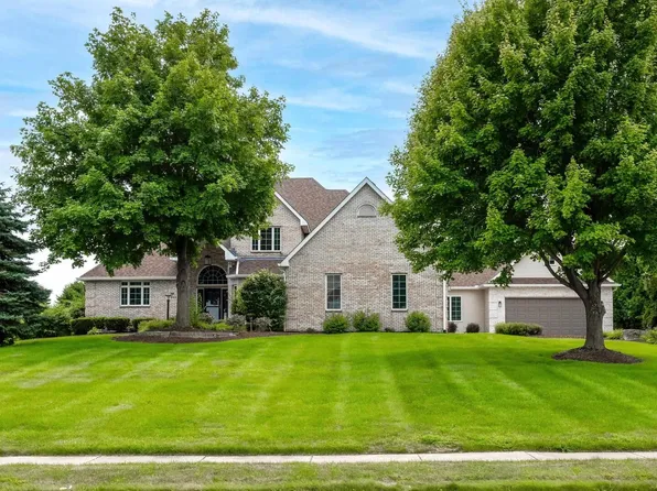 1840 Cromwell Cir, Davenport, IA 52807