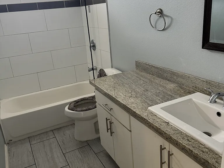 10465 S Hoover St — Photo 6