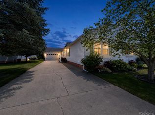 551 Twin Lakes Dr, Kimball, MI 48074