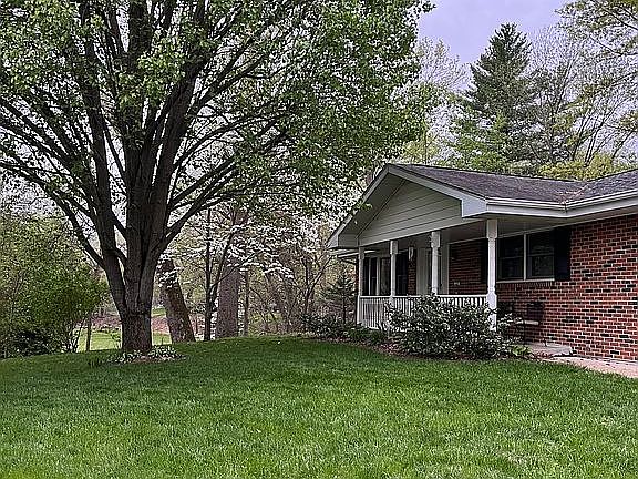 5th image of 225 Valley Dr