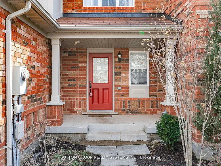 1152 Riddell Cres — Photo 2