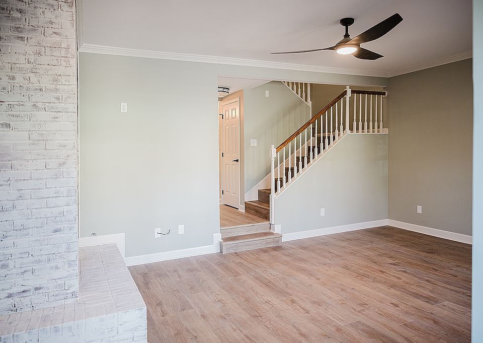 Living room w/ceiling fan