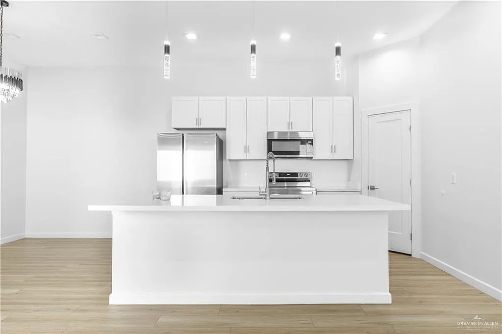 3 bed, 2.0 bath, 1502 sqft, $1,850 — Photo 2