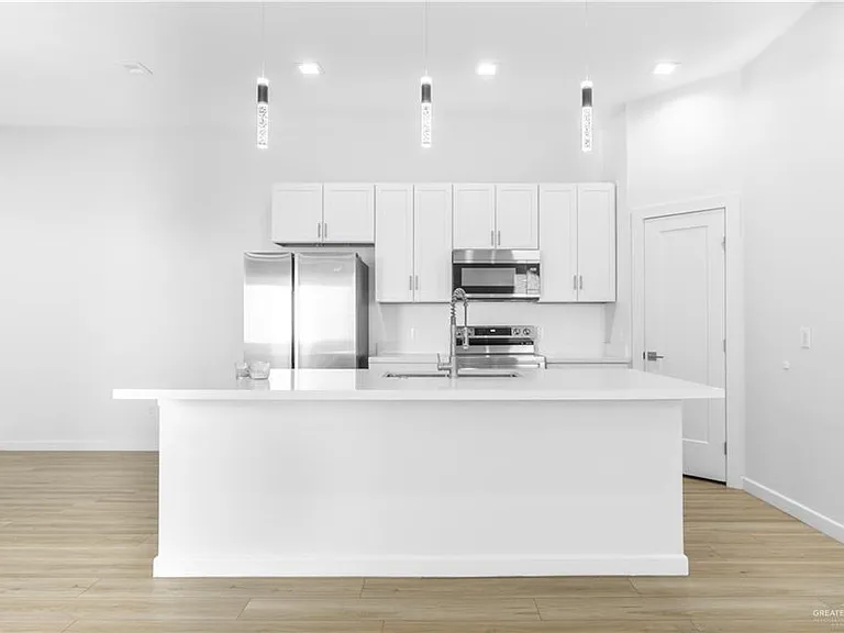 2707 W Kerria Ave — Photo 2