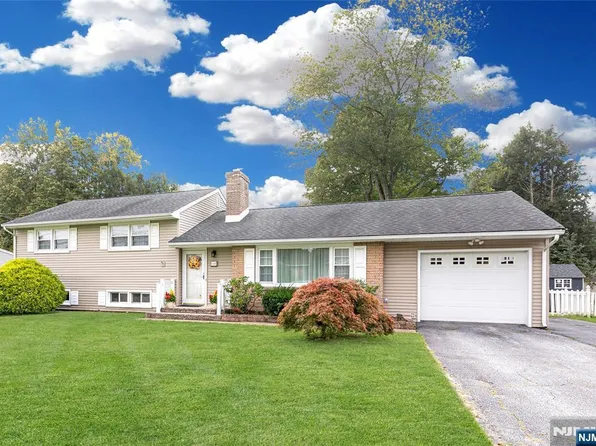 100 Eyland Ave, Succasunna, NJ 07876