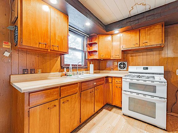 5th image of 931 1575th St