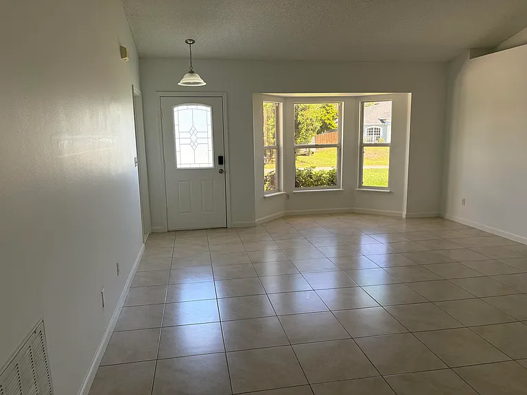 1682 SW Glacador Ave — Photo 2