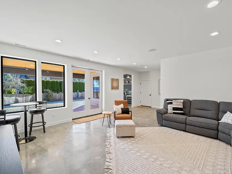 6305 Soundview Dr — Photo 30