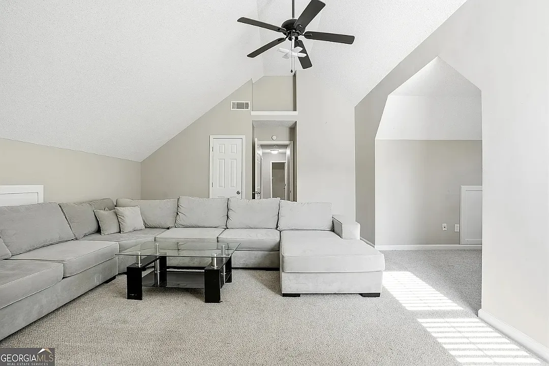 5 bed, 3026 sqft, $3,200 — Photo 4
